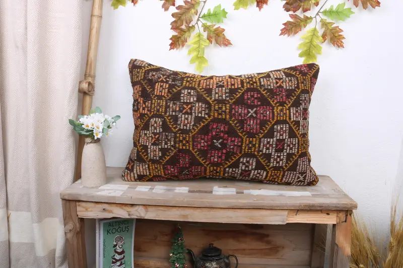 Braunes und gelbes geometrisches Kissen, Vintage besticktes Kissen