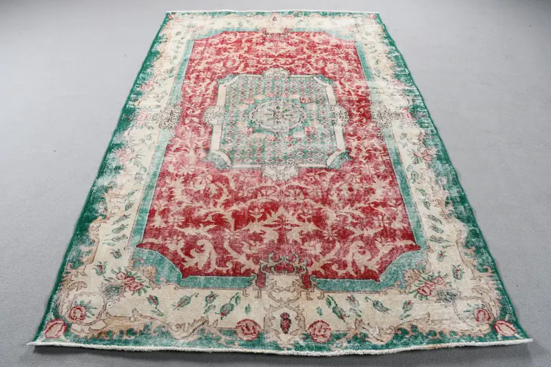 レッドアブストラクトラグ、5.2x8.3フィート、グリーンアクセント付き