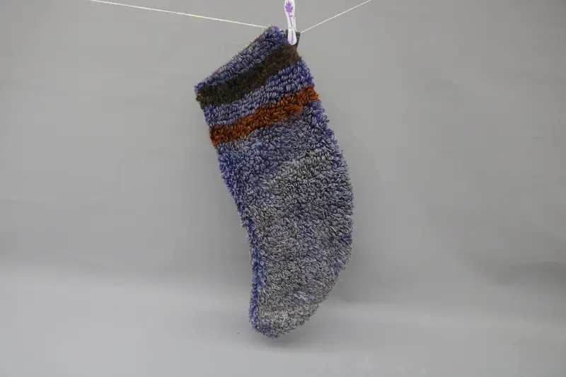 Medias navideñas rojas festivas con adornos de bronce, decoración navideña