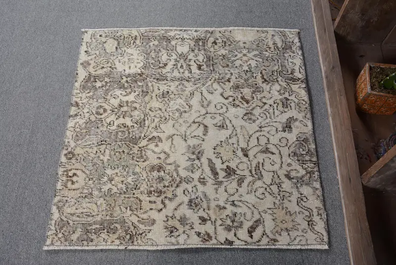 Elegant Beige Rug, 2.6x2.6 ft Botanical Design