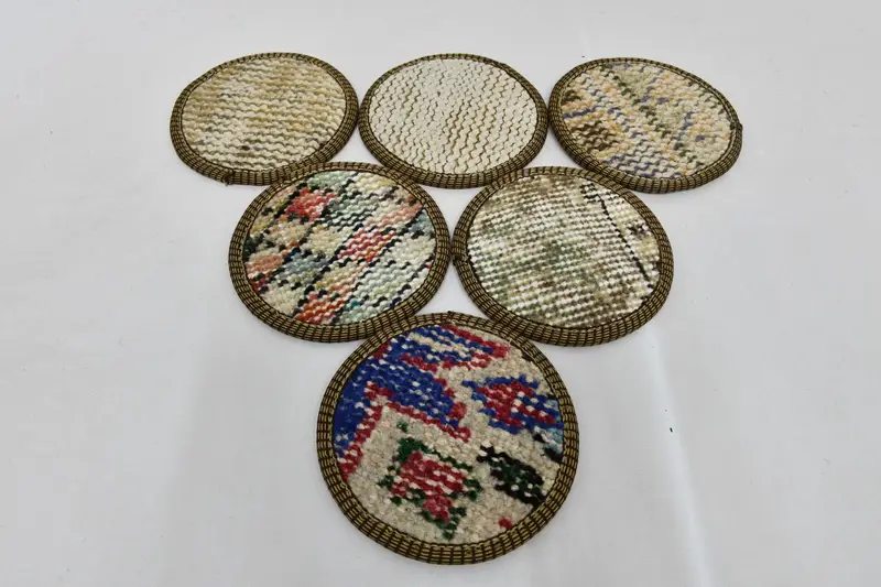 エレガントなベージュとブロンズのコースター、スタイリッシュなラグコースター