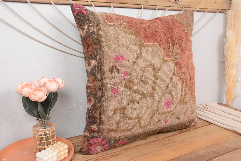 Beige & Rot besticktes Blumenkissen, handgemachtes Vintage Kissen