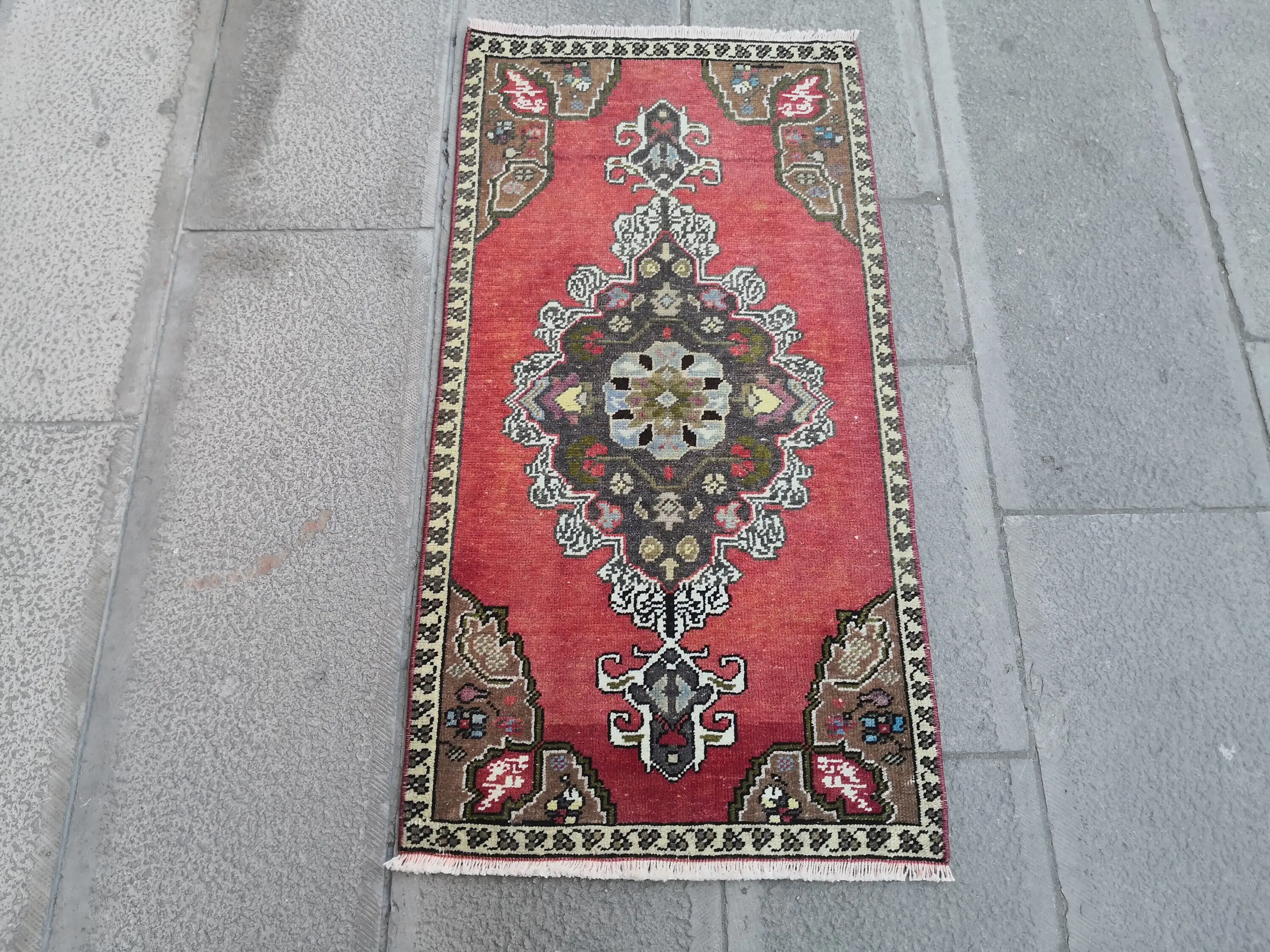 Alfombra de lana hecha a mano roja y marrón, alfombra pequeña de 20x40 pulgadas - 1