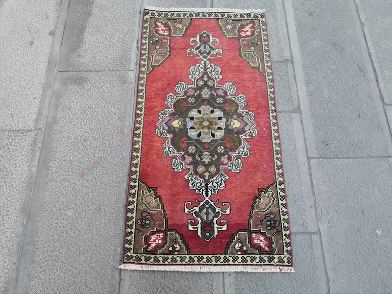 レッド&ブラウンのハンドメイドウールラグ、20x40インチの小さなラグ