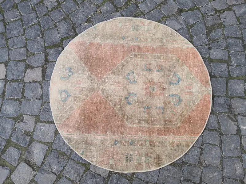 Elegante alfombra beige de 3x3 pies, diseño floral y geométrico