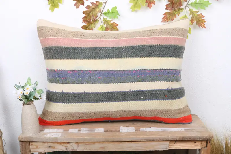 Beige & Bronze gestreiftes Kissen, besticktes Vintage Kissen