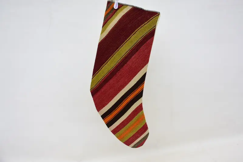 お祝いの赤と緑のクリスマスオーナメントストッキング、ホリデーデコレーション