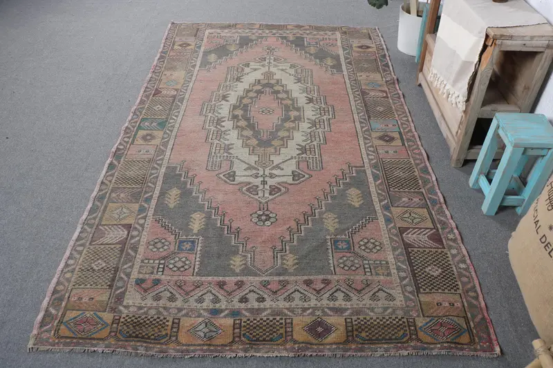 Leuchtender orangefarbener Teppich, 4,9 x 8,1 Fuß großes schwarzes Karomuster