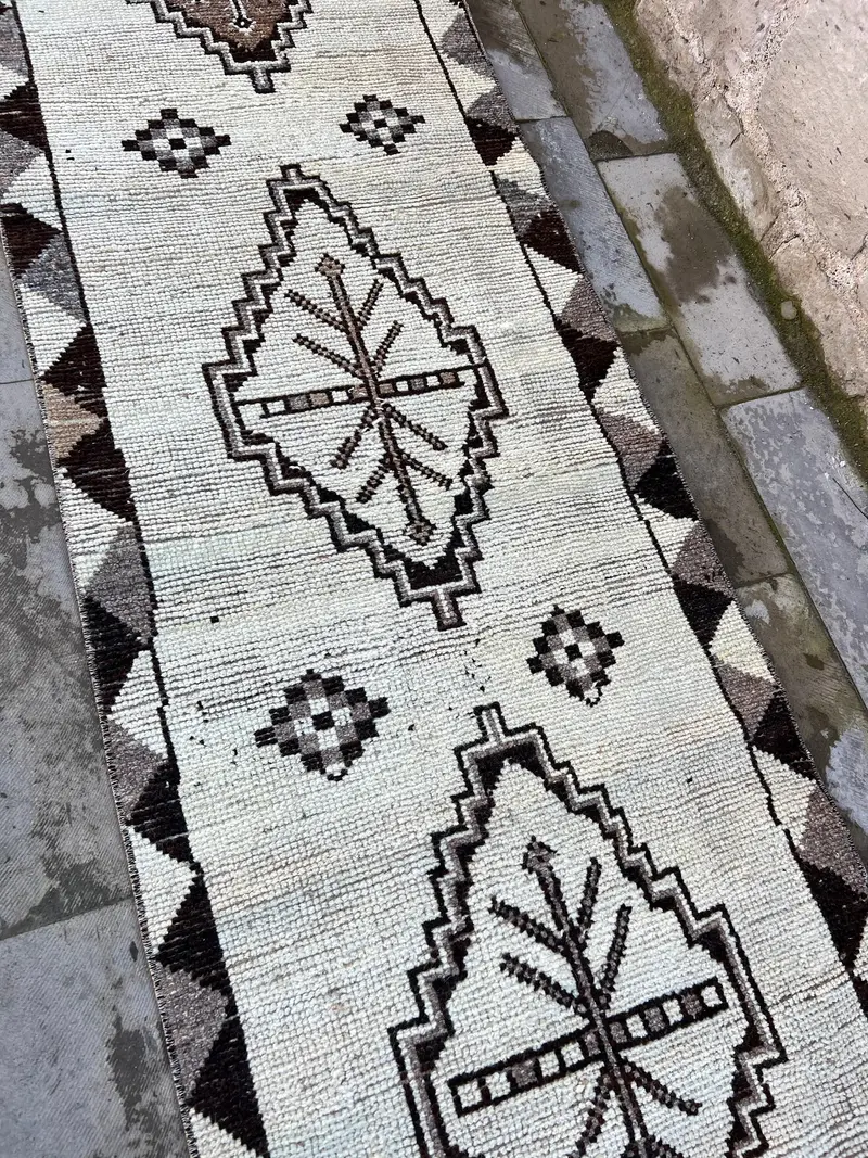 Alfombra turca vintage de 2,6x11,7 pies, alfombra de lana blanca Herki - 1