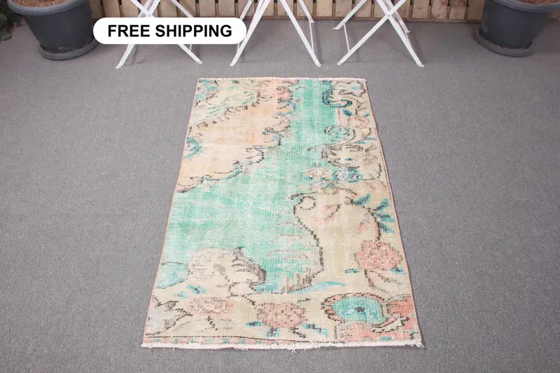 Eleganter grüner Orientteppich, 2,6 x 4,3 Fuß mit orangefarbenen Akzenten