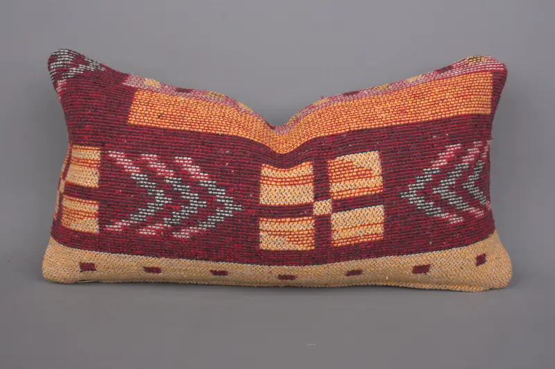 Almohada de lanzamiento bordada en rojo y naranja, cojín Kilim vintage