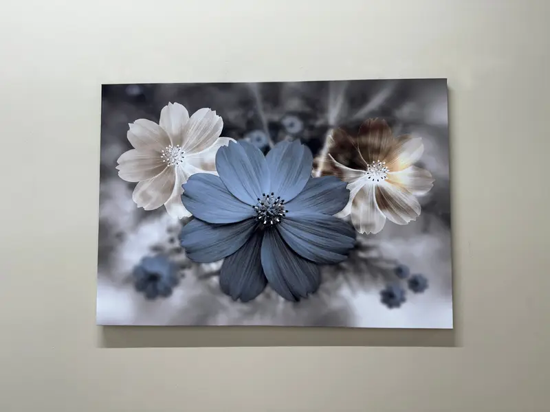 モダンで豪華なキャンバス: トレンディなブルーフラワープリントアート
