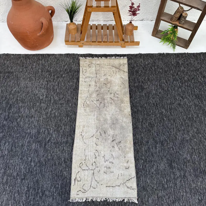 Türkischer kleiner Teppich 1,6 x 4,2 Fuß (48 x 128 cm), Oushak Beige Distressed Vintage Teppich - 1