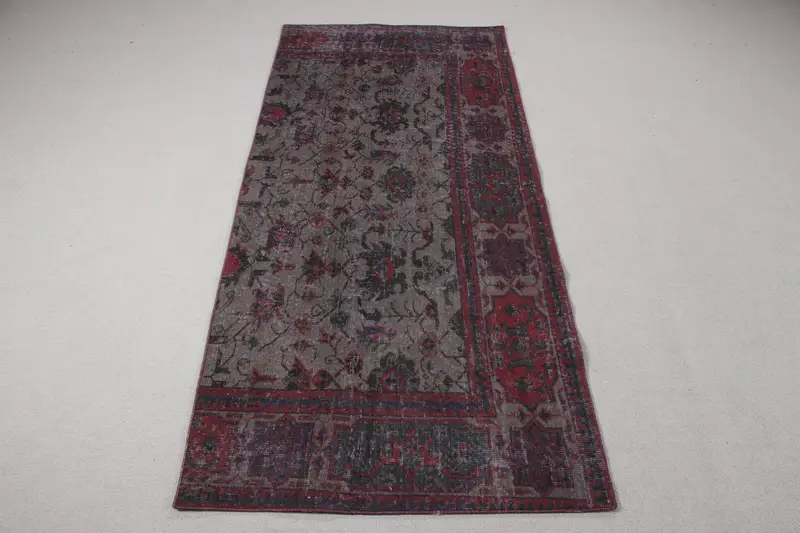 Alfombra marroquí gris, 3x6,7 pies con detalles en rojo