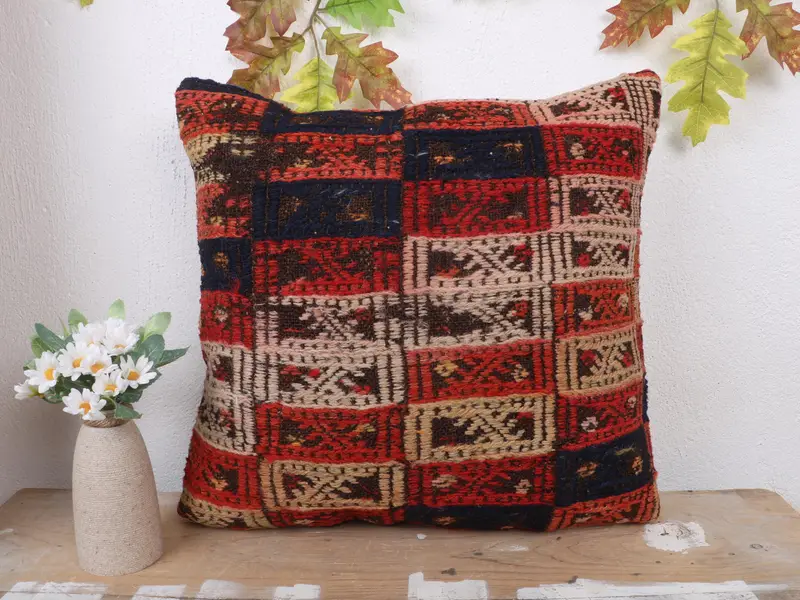 Rotes Leinen-Wurfkissen mit geometrischem Muster, besticktes Kissen