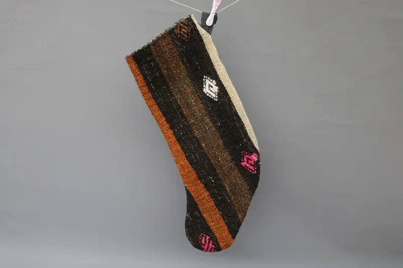 Elegante calcetín navideño negro con adornos marrones, decoración festiva