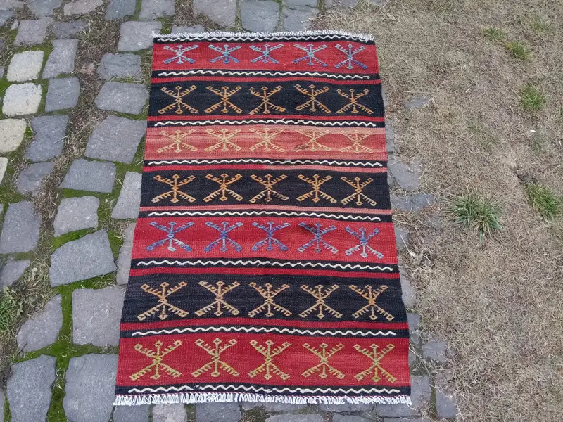 Rot-schwarz gestreifter Teppich, 60 x 90 cm, geometrisches Design