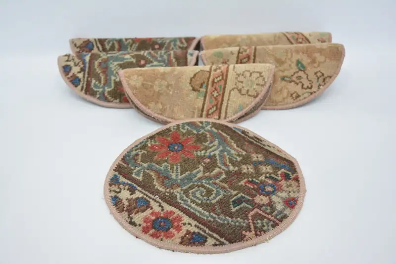 Elegantes manteles individuales marrones y beige, decoración de cocina premium