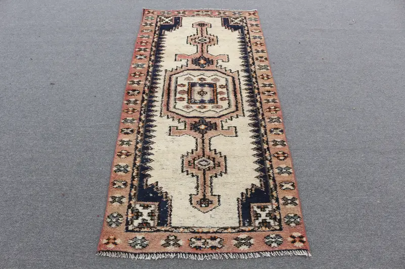 Eleganter beigefarbener Orientteppich, 5,8 x 5,81 Fuß mit roten Akzenten