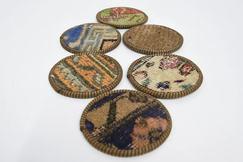 Posavasos decorativo naranja y beige, posavasos versátil y elegante.