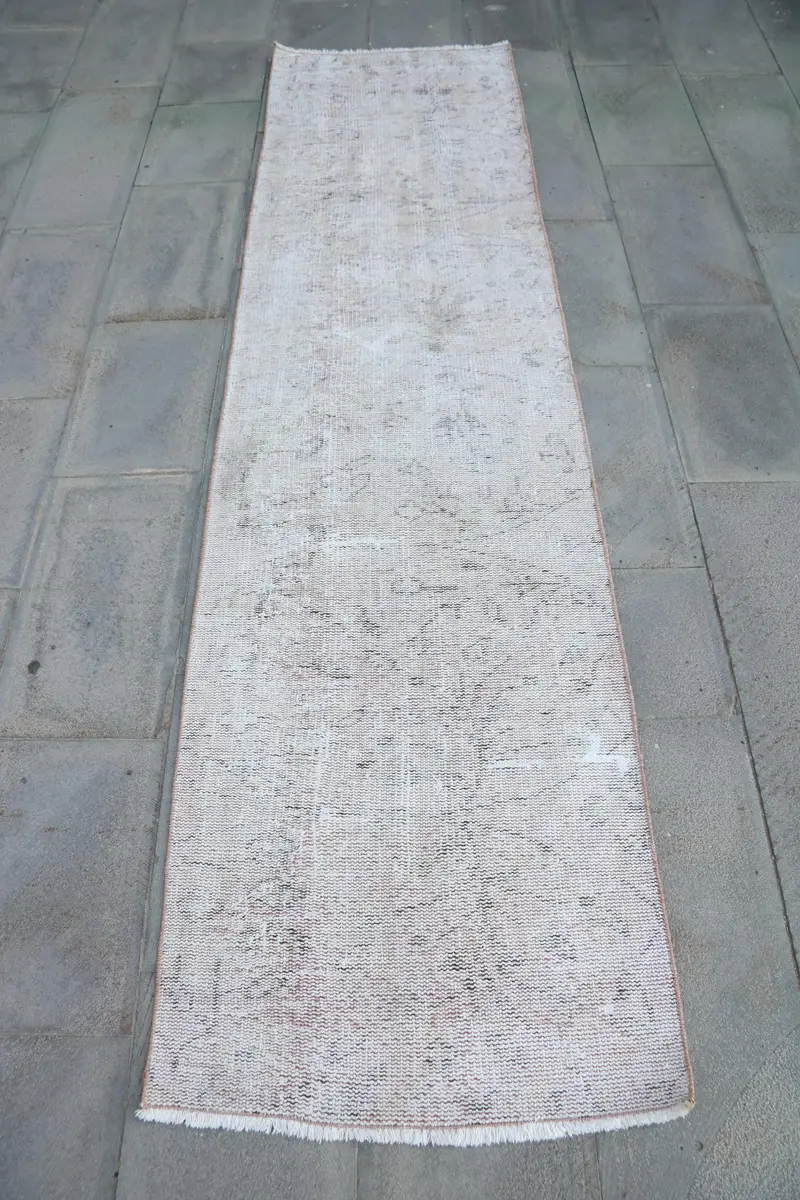 Elegante Alfombra Blanca con Detalles Rojos, 2,3x9,1 ft