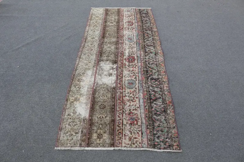 Elegant Beige Rug, 2.9x6.9 ft Bordered Design