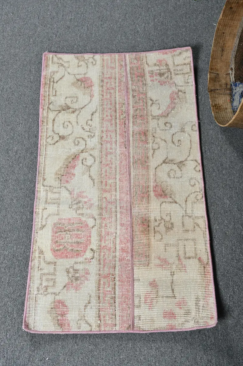 1,7 x 3,1 Fuß großer Südwestteppich mit Akzenten in Beige und Rosa