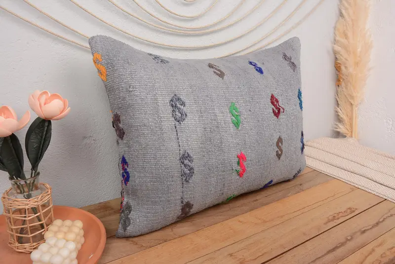 Graues besticktes Kissen, handgefertigtes geometrisches Kissen