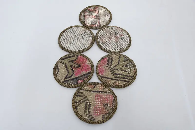 Rutschfeste Untersetzer in Beige und Rosa, langlebige und stilvolle Getränkeuntersetzer