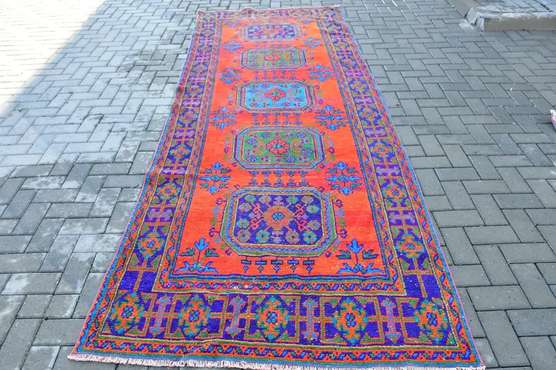 Türkischer Vintage-Teppich, 4,3 x 11,5 Fuß großer Oushak-Teppich, rot-blauer Wollteppich mit Tiermuster - 1