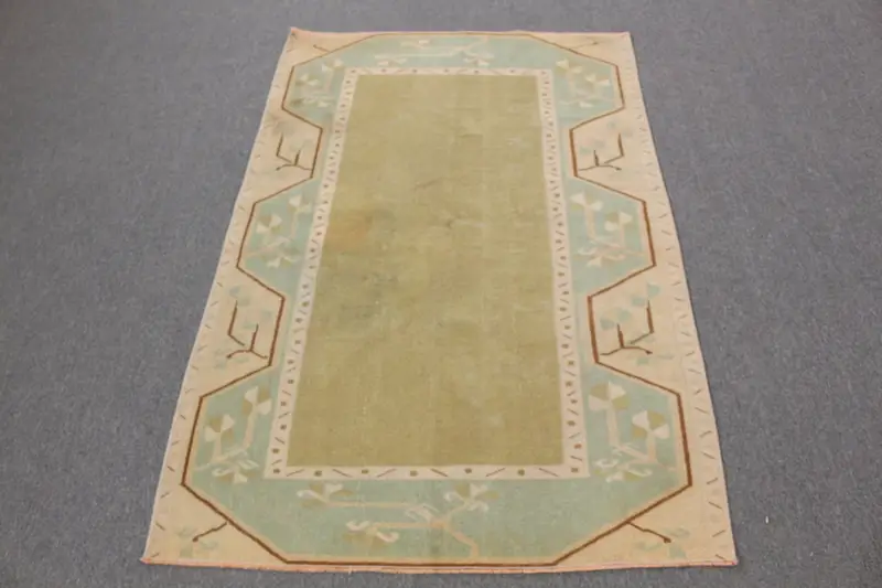 Grüner und beiger Teppich, 5,2 x 5,25 Fuß Pflanzen- und Baummuster