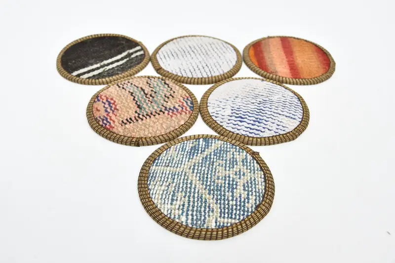 Posavasos de rayas marrones, almohadillas de cristal duraderas y elegantes.