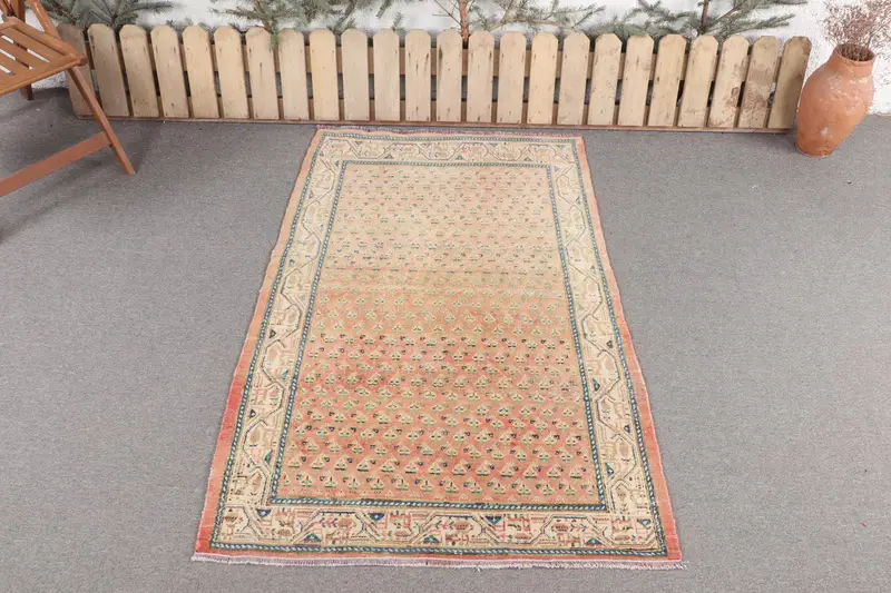 Handgefertigter blauer Teppich mit rosa Akzenten, 3,4 x 5,2 Fuß