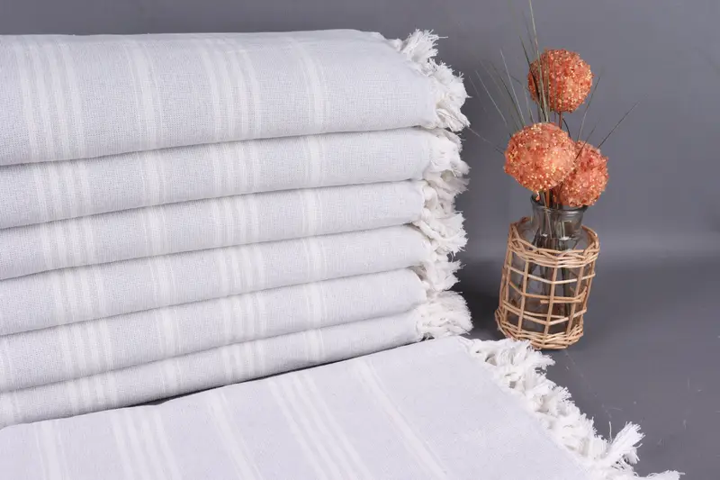 Hellgrau gestreiftes Pestemal-Handtuch aus Bio-Baumwolle, 40 x 71 Zoll