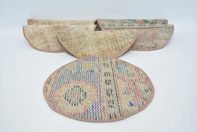 Elegantes manteles individuales redondos azules y beige, decoración de cocina premium