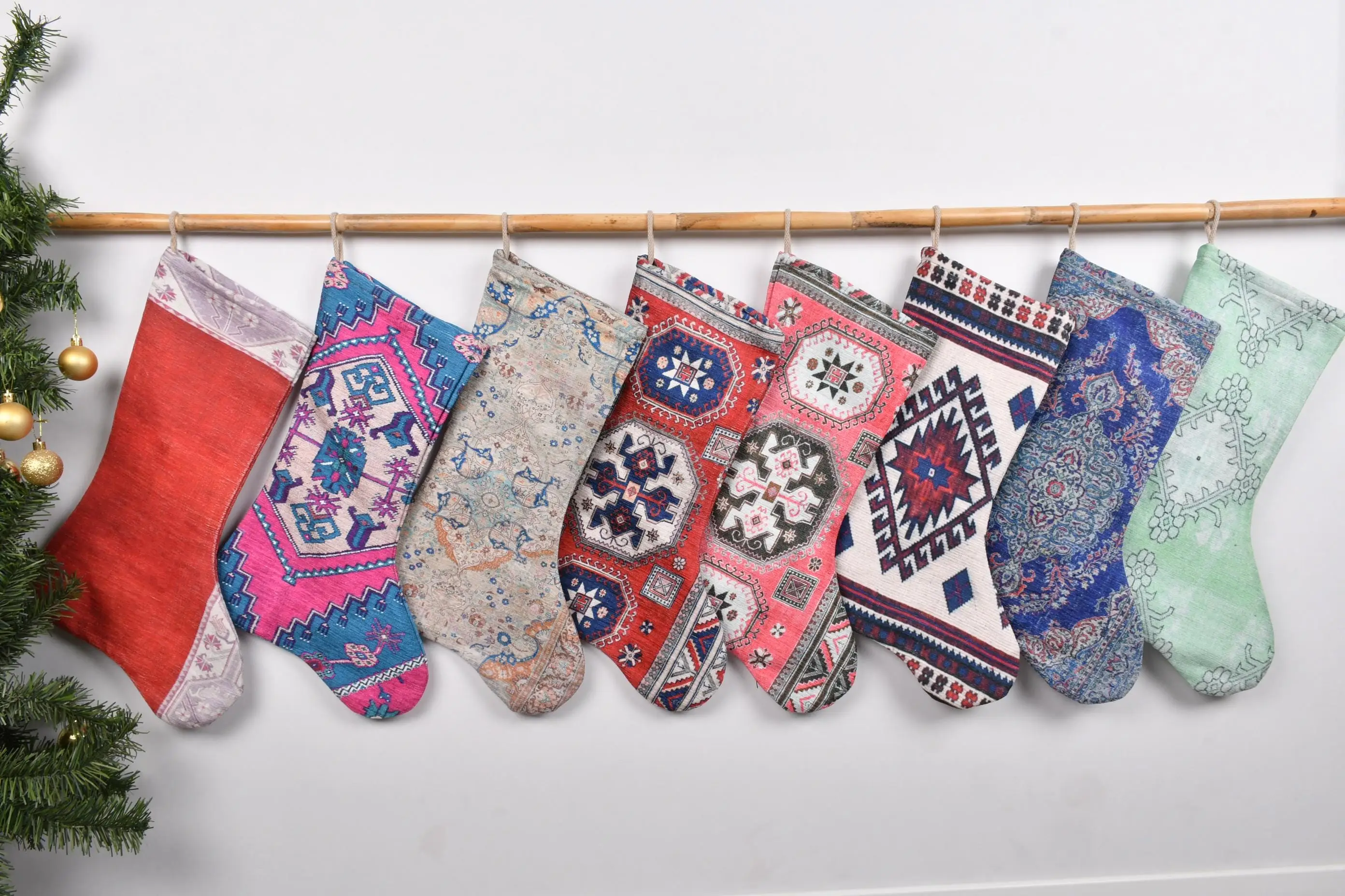 Patrón de adornos navideños coloridos, calcetín navideño de 7 pulgadas de ancho - 1
