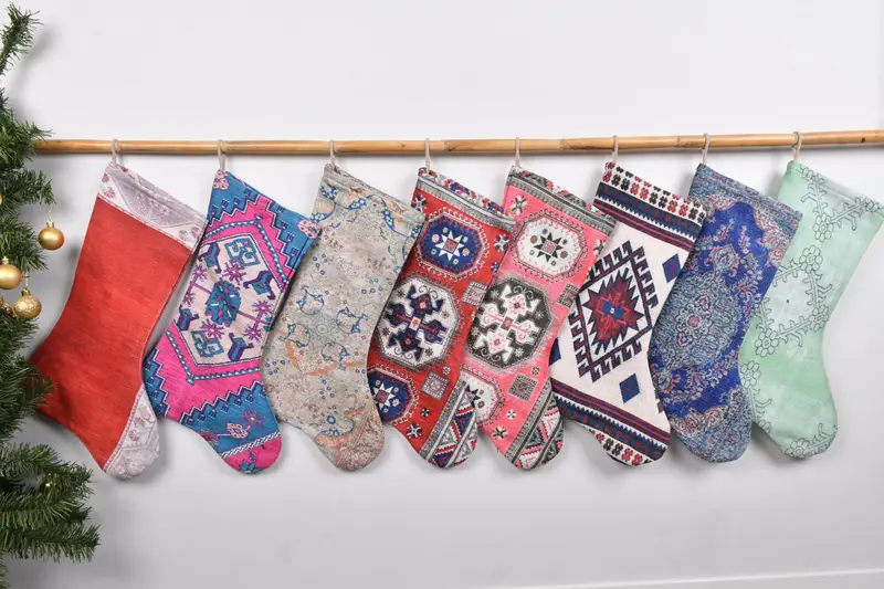 Patrón de adornos navideños coloridos, calcetín navideño de 7 pulgadas de ancho