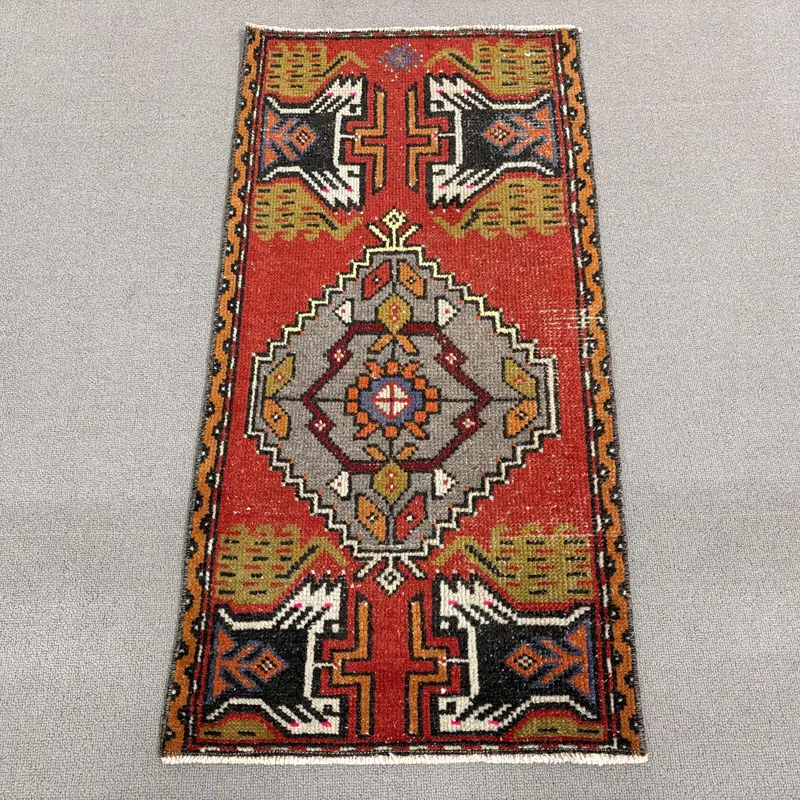 レッドポルカドットラグ、1.2x3.1フィートグレーアクセント