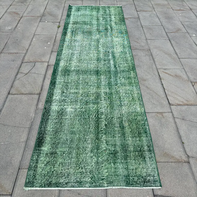 エレガントなグリーンラグ、3x9.9フィートの抽象的なデザイン