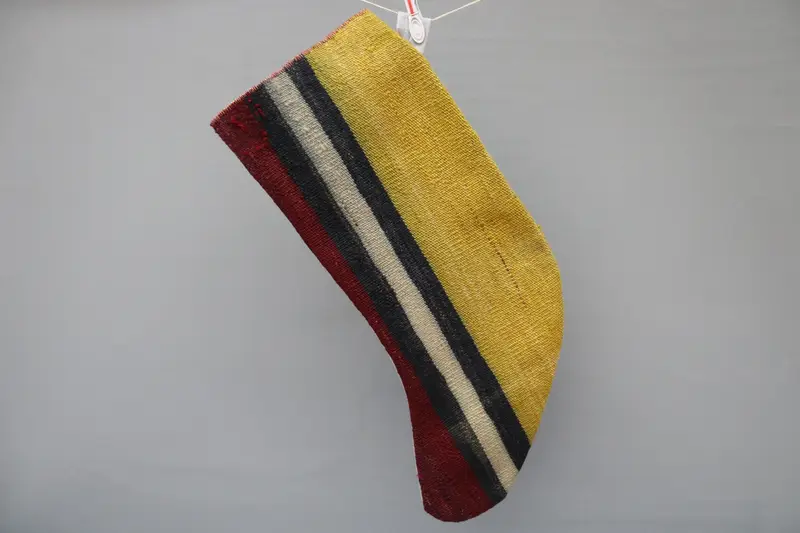 Medias navideñas rojas con adornos amarillos, decoración festiva