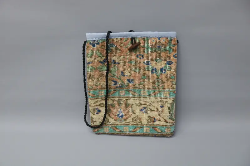 調節可能なストラップ付きキリムバッグ、ヴィンテージモチーフのウールクロスボディバッグ