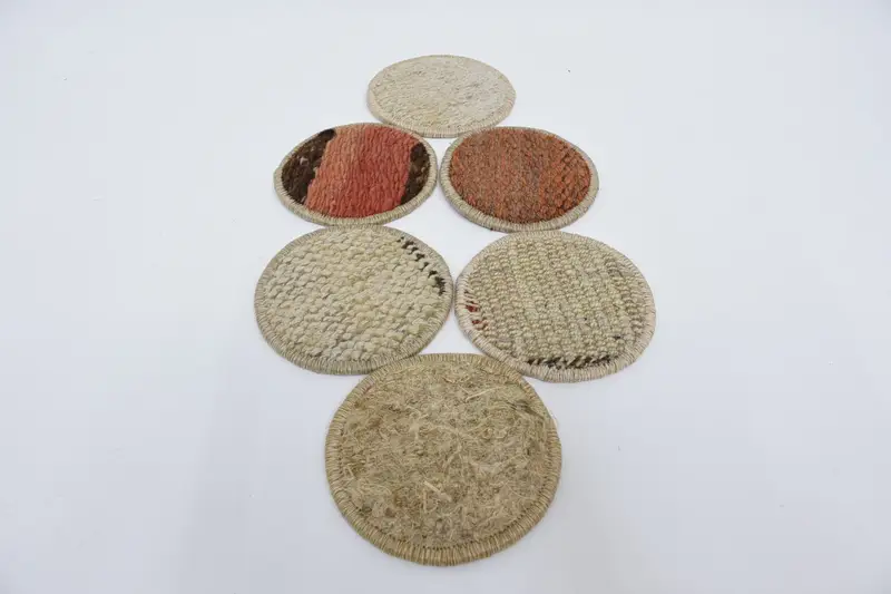 Böhmisches rundes Untersetzer-Set, weiße und rote Untersetzer