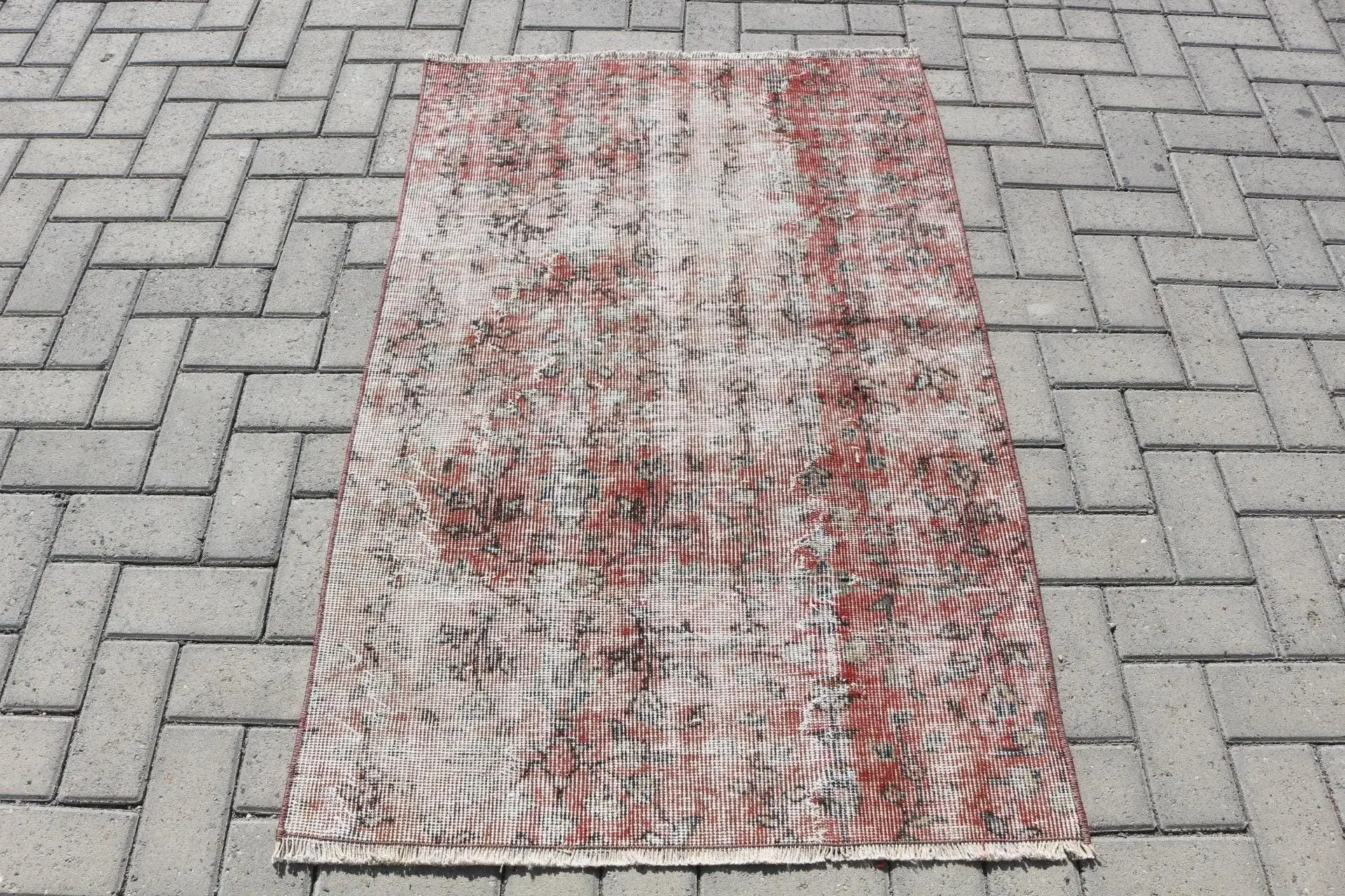 2,9 x 4,5 Fuß kleiner Vintage-Teppich, rot-weißer türkischer Wollteppich mit Blumenmuster - 1