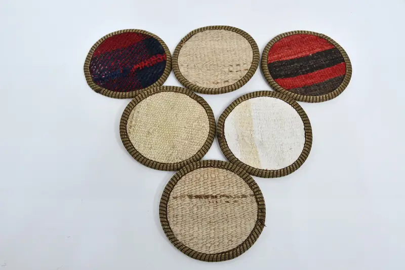 Posavasos redondos bohemios, posavasos beige y rojos