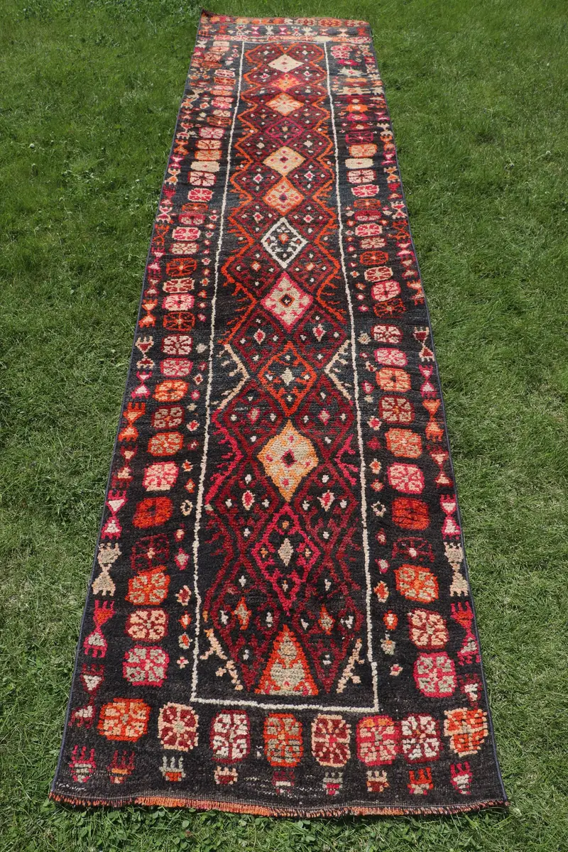 Zarif Siyah ve Turuncu Halı, 2,7x11,3 ft Şık Kareli Tasarım