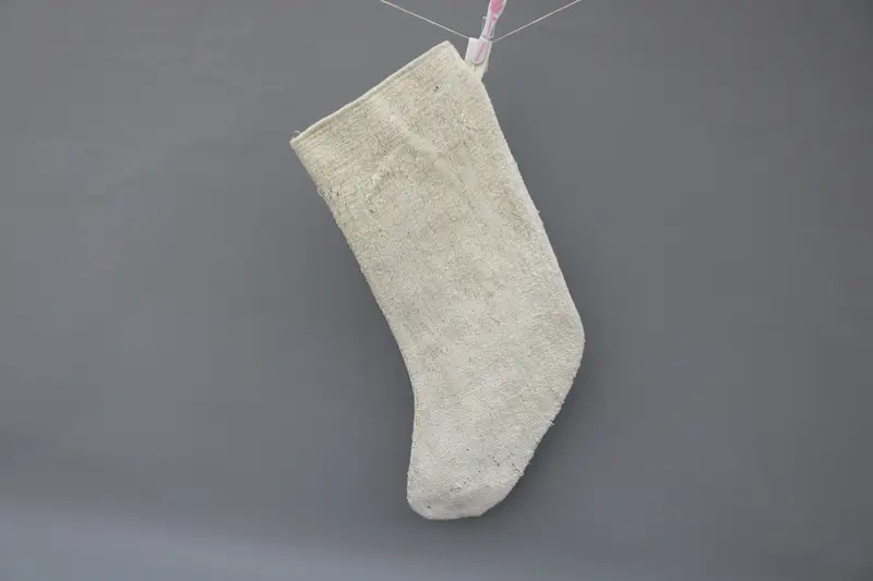 Medias navideñas beige elegantes con adornos blancos, decoración festiva