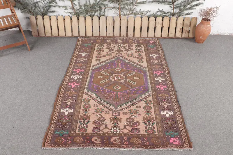 手作りのブラウンベージュラグ、4.4x6.3フィートの幾何学模様の花柄