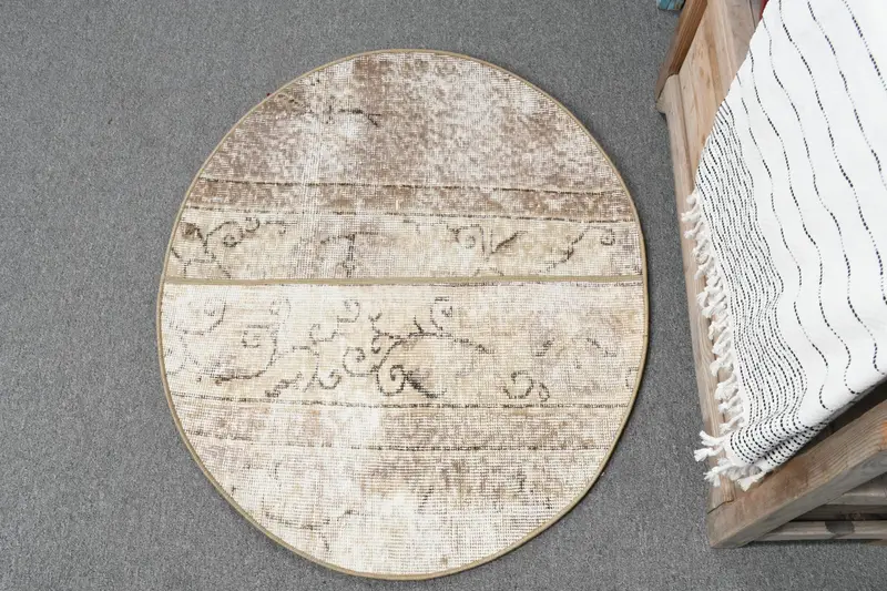 2.4x2.9フィートベージュモロッコラグ、エレガントブラウンアクセント