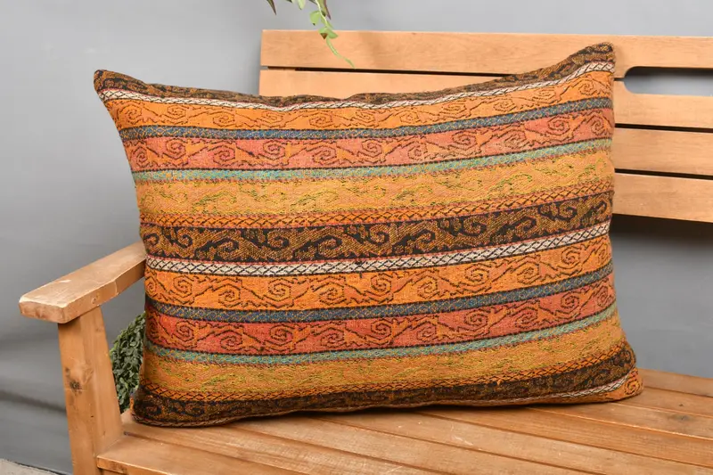 Handgefertigtes braun gestreiftes Kissen, 20x28 besticktes Leinenkissen