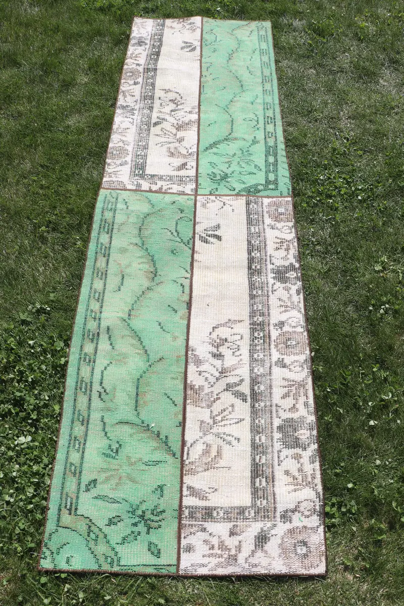 Eleganter Ikat-Teppich in Beige und Grün, 2,3 x 8,1 Fuß